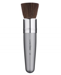 This versatile natural bristled brush is the ideal partner to Lancôme Magique Blush. Designed with a short easy-grip handle for portability and convenience, the flat bristled head provides the ideal application of blush for a flawless look.