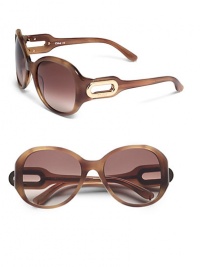 THE LOOKRounded square styleAcetate framesCutout temples with metal details UV protectionSignature case includedTHE COLORHorn with brown gradient lensesORIGINMade in France