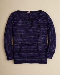 Slouchy trend perfection teams up with cool-hued stripes on this Norwegian slub loose-knit sweater. And there's a surprise design element at the back: a vertical seam that creates offset stripes.