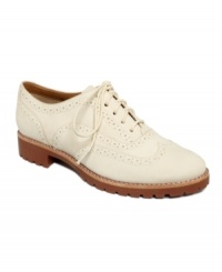 Subtle neutrals look great on this menswear-inspired shoe. Sperry Top-Sider's Ashbury Oxford flats feature a lace-up closure and a thick rubber sole.