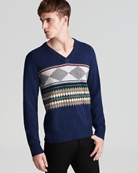 Crafted in warm lambswool with a dynamic Fairisle pattern on the front and back, this V-neck adds an exciting element to your refined sweater collection.