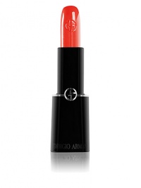 Premiering a cutting edge color formulation process: the Color Shine Moisture Polymer, a revolutionary component able to retain twice its volume of water, enhance color luminosity while locking in hydration on the lip surface for over 8 hours. The result is a lipstick with a creamy texture, feather light and translucent, that is as hydrating as a balm. The brilliant bold color is wearable and chic. 