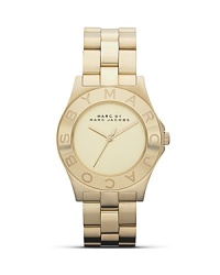 Perfect playful accessorizing with this watch from MARC BY MARC JACOBS. Crafted from gold-plate with a logo-engraved bezel, this piece has style-setter written all over it.