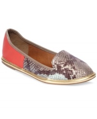 A contrasting combo that you're sure to love. The Reyn flats by DV by Dolce Vita will be your new trendy fave.