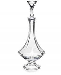 Bring drama to every occasion with the Aberdeen Octagonal decanter. A footed base and extreme curves accentuate already-sparkling faceted crystal from Godinger.