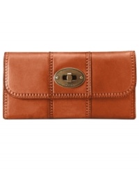 Stash your essentials in practical yet posh style with this exquisite silhouette from Fossil. Soft, sumptuous leather and vintage-inspired detailing add instant appeal, while plenty of discrete pockets and compartments offer superb organization within.