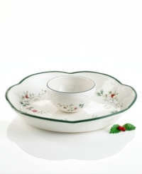 Dip into elegant holiday entertaining with this beautiful chip and dip pairing from Pfaltzgraff's holiday collection of dinnerware and dishes. Vibrant holly berries and leaves dance across these stoneware pieces with decorative green detail rims.