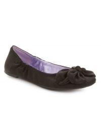 Life is good, and you'll look great in CL by Laundry's aptly named Great Life ballet flats! Made in shimmery silk fabric with a pretty bow embellishment on the vamp, they'll add style to even your most laid-back look.