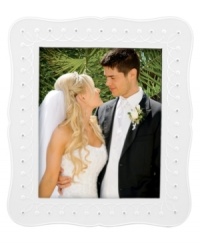 Celebrate special moments with the elegant Lenox Bliss picture frame, featuring wedding-white porcelain laced with frilly raised detail and sparkling accents.