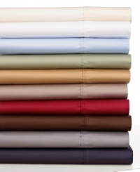 Featuring pure cotton sateen and a smooth 300 thread count, Dunham sheeting continues the Lauren Ralph Lauren tradition of classic style with a palette of bold hues. The pillowcases and flat sheet boast pleat detailing along the cuff.