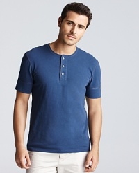 A great layering piece and a stylish alternative to the tee, the short sleeve henley is finished with a three button placket.