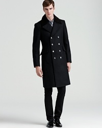 Wear this distinguished overcoat from Burberry for a handsome outdoor presentation. With a shearling collar for a decidedly masculine touch, it offers the inimitable appeal of Burberry London through careful craftsmanship and classic detailing.