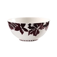 An intensive and bright dark red color that stands out on the pure white of the porcelain is the main feature of the refined fantasy of flowers and fruits that represent the décor of the Claret dinnerware collection.