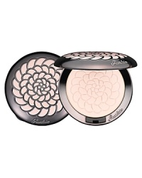 Guerlain, the pioneer and leader of powders, develops a pressed powder in perfect osmosis with the skin. This fine, ultra-light and imperceptible correcting powder delivers radiance in its purest form thanks to light itself. The secret of this powder case: a constellation of miniscule multi-colored radiant pearly particles with yellow, orange, green, red, violet or white reflections to recreate ideal radiance on the complexion. Nestled in an elegant new powder case, you can carry it all day long for a radiant complexion in all circumstances.In a round pebble, decorated with the legendary pink rosette and adorned with an integrated mirror as well as a lovely and incomparably soft puff, these new Météorites will be instantly embraced to become the ally of a perfect complexion.