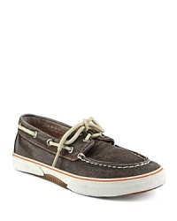 Weathered for a salty seaside look, this updated boat shoe from Sperry brings authentic style to your little captain's casual wardrobe.