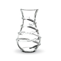 Horizontal, leaf-like cuts dance across the bowls of this captivating stemware collection from Baccarat.