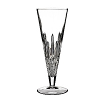 Make a gorgeous floral display on the table or mantle with Waterford's Arianne stem vase. Its dazzling wedge cuts crafted from upright and cross cutting techniques create the utmost sparkle.