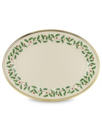 What finer things can there be than this? Part of an exquisite china collection from Lenox, this oval platter is thoughtfully detailed with a 24K gold trim.