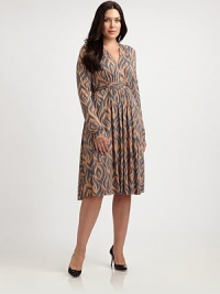 Simple-yet-stunning, this jersey dress with a hint of stretch features a waist-defining self-tie detail. You will love the attention its striking print garners.V-necklineLong sleevesPull-on styleAllover printSelf-tie detail at waistAbout 30 from natural waist92% modal/8% spandexDry cleanMade in USA