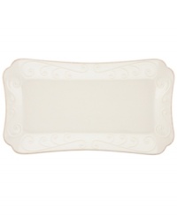 With fanciful beading and a feminine edge, the hors d''oeuvre tray from the Lenox French Perle dinnerware collection has an irresistibly old-fashioned sensibility. Hard-wearing stoneware is dishwasher safe and, in a soft white hue with antiqued trim, a graceful addition to any meal.