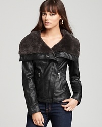 Reinvented for a sophisticated look in a more feminine silhouette, this faux leather GUESS jacket revs up your fall wardrobe with a new look that flaunts a generous faux shearling collar in a chic, cropped profile.