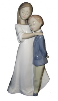 Nao by Lladro #1568, Sisterly Love