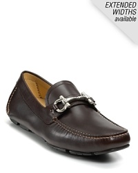 The Parigi driver finishes your look with sophistication. It features a moc toe and a gancini bit at the upper.