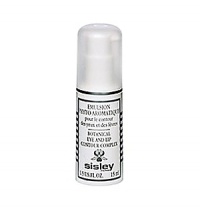 Firmer, smoother, more supple and radiant-looking skin around the eyes and lips. An intensive night care formula to help prevent and diminish the appearance of visible signs of skin aging around the eyes and lips. Formulated with botanical extracts (Hops, Horsetail, Cucumber) and essential oils (Camomile, Rosemary), Eye and Lip Contour Complex takes action quickly to help skin regain firmness and resilience on the most sensitive areas of the face. It works to:- Help prevent and fight the appearance of visible signs of skin aging - Lastingly moisturize the outer skin layers, with a significant improvement after only half an hour  - Soothe skin and restore its radiance.