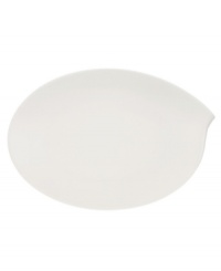 Reshape modern tables with the Flow oval platter from Villeroy & Boch. A fluid, asymmetrical design in white fine china offers unconventional elegance for every meal and occasion. Perfect for the main course!