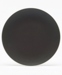 With a powdery matte finish and clean modern shape, the Naturals dinner plates from renowned designer Vera Wang bring minimalism to the table with chic style. In soft, natural graphite, it's perfect for coordinating with any decor.