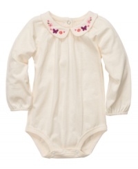 She'll look angelic in this dainty, Peter Pan collared bodysuit from Osh Kosh.