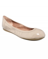 Ease and elegance define this simplicity of Vince Camuto's Ellen flats. Made in patent leather with a classic round-toe silhouette.