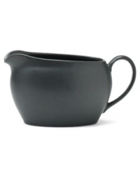 Mix and match the Colorwave Graphite gravy boat with splashes of color for a truly customized tabletop. From Noritake dinnerware, the dishes have simple, modern shapes and two-tone hues that mean this collection will bring life to any decor.