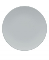 With a powdery matte finish and clean modern shape, Naturals dinner plates from designer Vera Wang bring minimalism to the table with chic style. In a serene shade of gray to complement any setting.