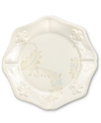 With embossed lilies and golden leaves, Portmeirion's decorated Fleur de Lys bread and butter plate sets tables in the French tradition. Classic, scalloped stoneware in warm ivory lends distinct old-world elegance to everyday dining.