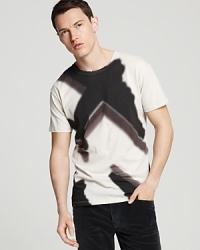 What initially appears as an abstraction resolves into a pattern of flying jets soaring across the front of this soft cotton tee from MARC BY MARC JACOBS.