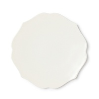 A casual, scalloped dinner plate in durable melamine simplifies your table presentation for all your delicious cuisine.