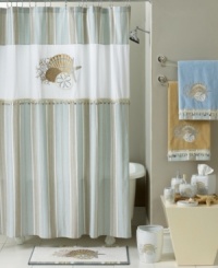 Start your morning shower with the serenity of the sea. This shower curtain is adorned with sea shells creating an ocean-like setting in your bathroom.