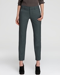 Classic ready-to-work Vince pants in soft wool with a touch of stretch for added comfort and a straight-leg fit.