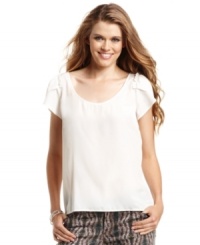 Minimalist-chic! Ruffle-adorned sleeves add a touch of girlish charm to this top from Jessica Simpson.