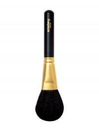 Thanks to the unique shape and precise size of its bristles, this luxurious brush lets you apply makeup quickly and flawlessly to your entire face. Its very soft, fine and ultra-supple natural bristles offer an easy and light application of loose powder. Enjoy creating an array of makeup looks, from the most natural to the most sohisticated! 