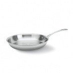 This Tri-Ply Calphalon omelette pan features a cool V stainless steel handle. Classic vessel design, induction capable magnetic stainless steel exterior.