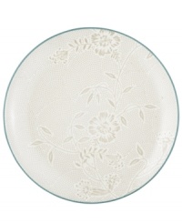 A fresh twist on a Noritake favorite, the Colorwave Turquoise Bloom dinner plate offers the same sleek style and durability as the original dinnerware pattern but with a pretty floral print.