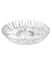 Enhance your favorite recipes with the sparkling sophistication of Alexandria serveware. With a striking fluted edge and sections for veggies, crackers and dip, this Crystal Clear divided dish puts old world elegance at the top of your menu.