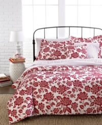 Add an alternating effect to your Tommy Hilfiger floral bedding ensemble with this Novelty Print sheet set. Red ticking stripes are the focal point, while 200-thread count polyester/cotton percale fabric provides a soothing touch.