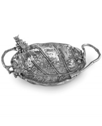 Bring the outdoors in with the hand-finished Lily Pad and Frogs serving bowl from Star Home. Unique sculpted detail makes it an artful accent piece in between meals.