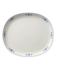 Vintage charm meets modern durability in the Farmhouse Touch serving plate, featuring cornflower-blue bands and blooms in premium porcelain from Villeroy & Boch.