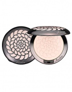 Guerlain, the pioneer and leader of powders, develops a pressed powder in perfect osmosis with the skin. This fine, ultra-light and imperceptible correcting powder delivers radiance in its purest form thanks to light itself.Nestled in an elegant new powder case, you can carry it all day long for a radiant complexion in all circumstances.