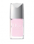 Dior's cult-favorite, long-wearing nail lacquer, Dior Vernis, is back with a new formula, and an oversized brush, for quick and accurate application in a single stroke! A collection of Dior's top shades. Complete your manicure with Diorlisse Ridge-filling basecoat, and Dior's quick-drying Topcoat & Créme Abricot nail & cuticle cream. 