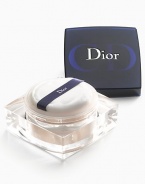 Modern beauty. Retro-glamour. The chic new look of Dior's new loose and pressed powders pay homage to Christian Dior's legendary New Look of 1947. A new direction in powder formulation, they create a matte finish with continuous moisture release to keep skin up to 10% more hydrated even after 6 hours of wear, giving the skin a fresh, radiant new look. Elegantly designed with a midnight blue lid for the loose powder. A return to luxury. Feminine, chic and very Dior. 